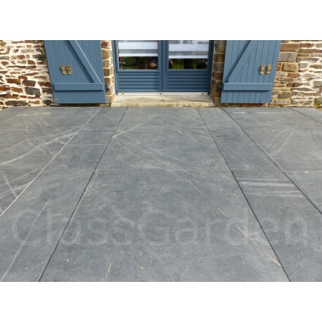 Terrasse von 15 M² in gesägter Platte von 80x80